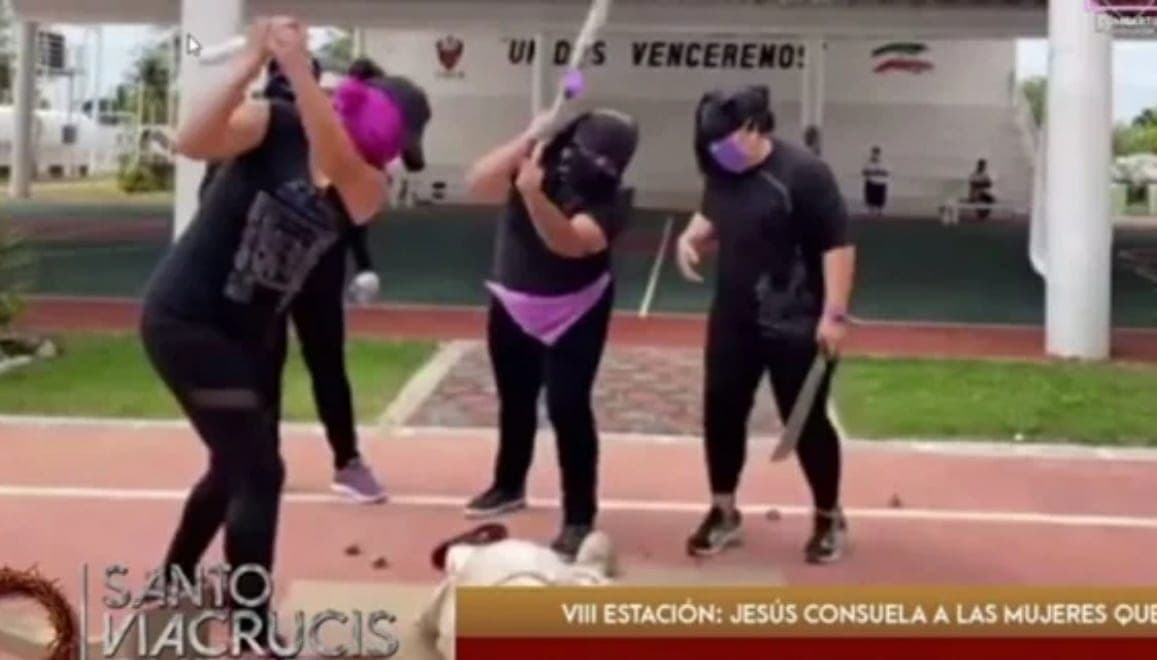 Mujeres encapuchadas 'azotan a Jesús' en viacrucis de Tabasco para criticar las protestas feministas