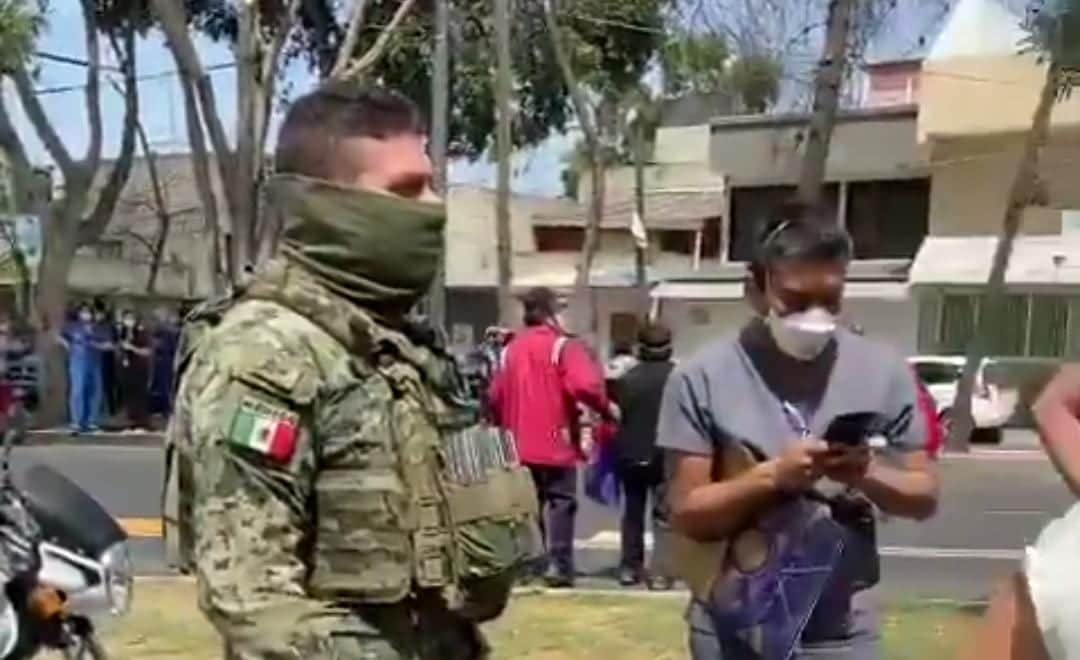 Video: Militares retiran a médicos que exigían ser vacunados en Cdmx