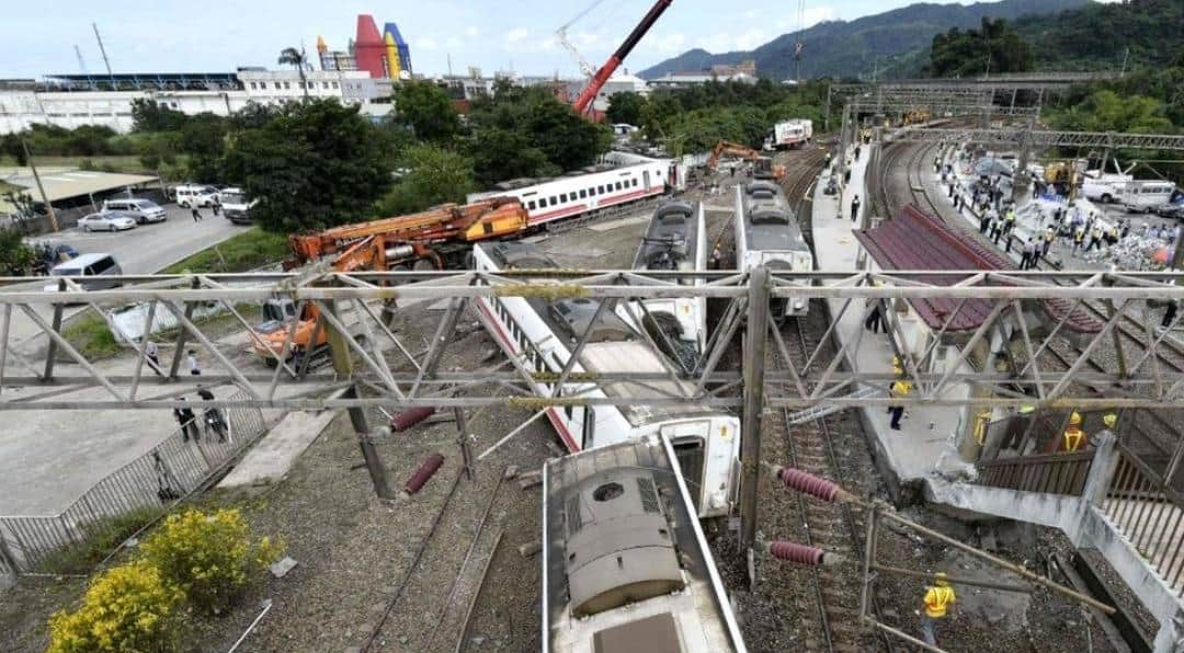 Video: Más de 40 muertos por descarrilamiento de un tren en Taiwán