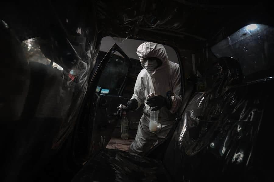 Taxis de Buenos Aires se visten de ambulancias para ayudar contra la COVID