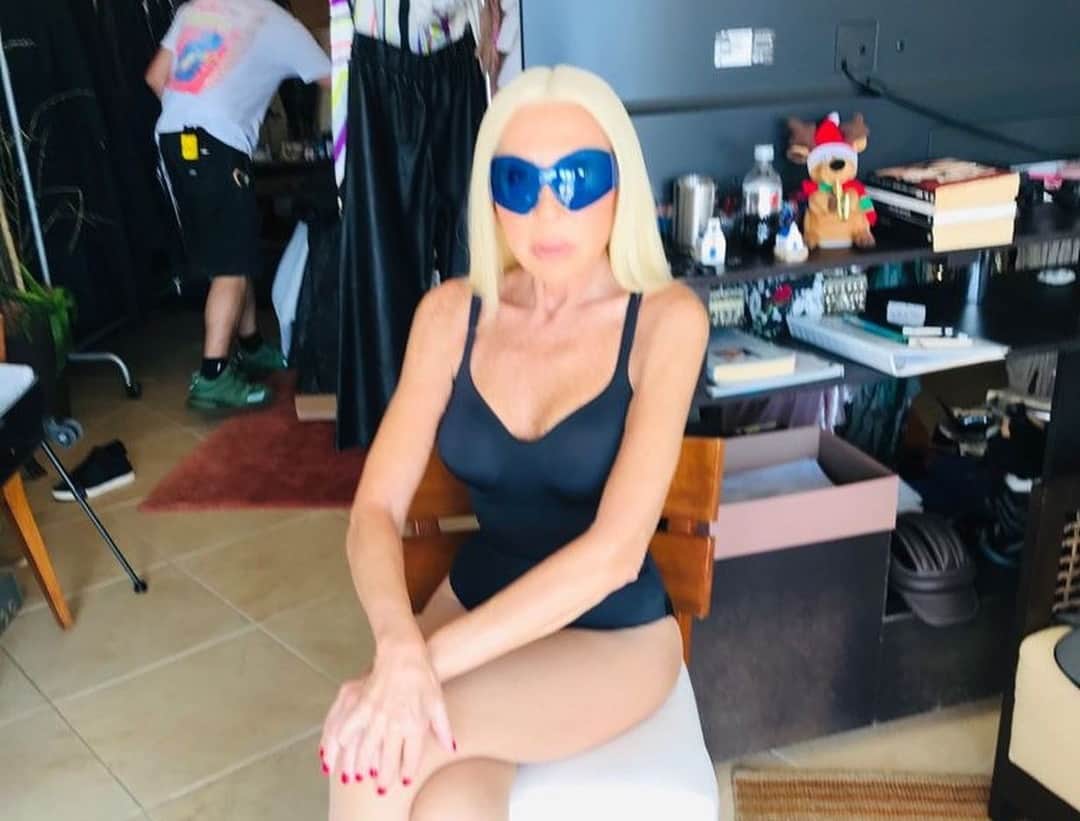 Laura Bozzo deslumbra en bikini azul y la comparan con Lady Gaga