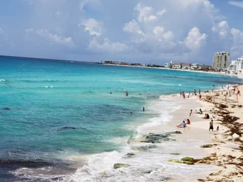 Vigilan dos fenómenos meteorológicos ubicados en el Atlántico
