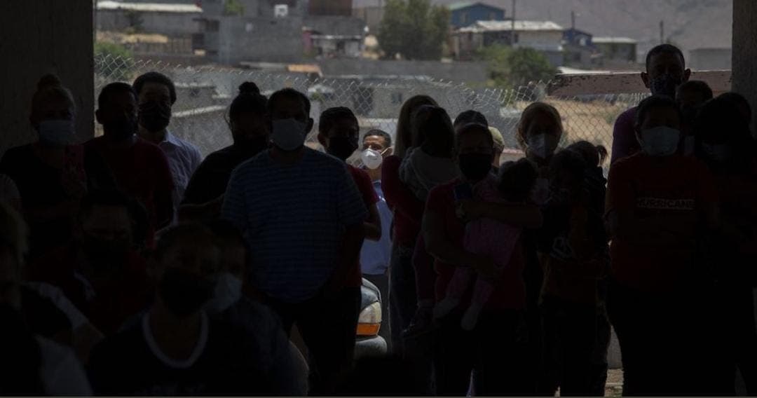 Más de 100 migrantes viajaban hacinados en Veracruz; uno falleció