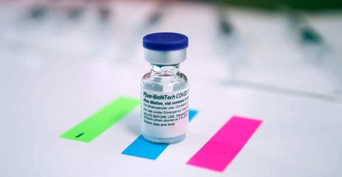 Vacunas de Moderna y Pfizer inmunizan hasta por tres años contra casos graves de Covid: estudio