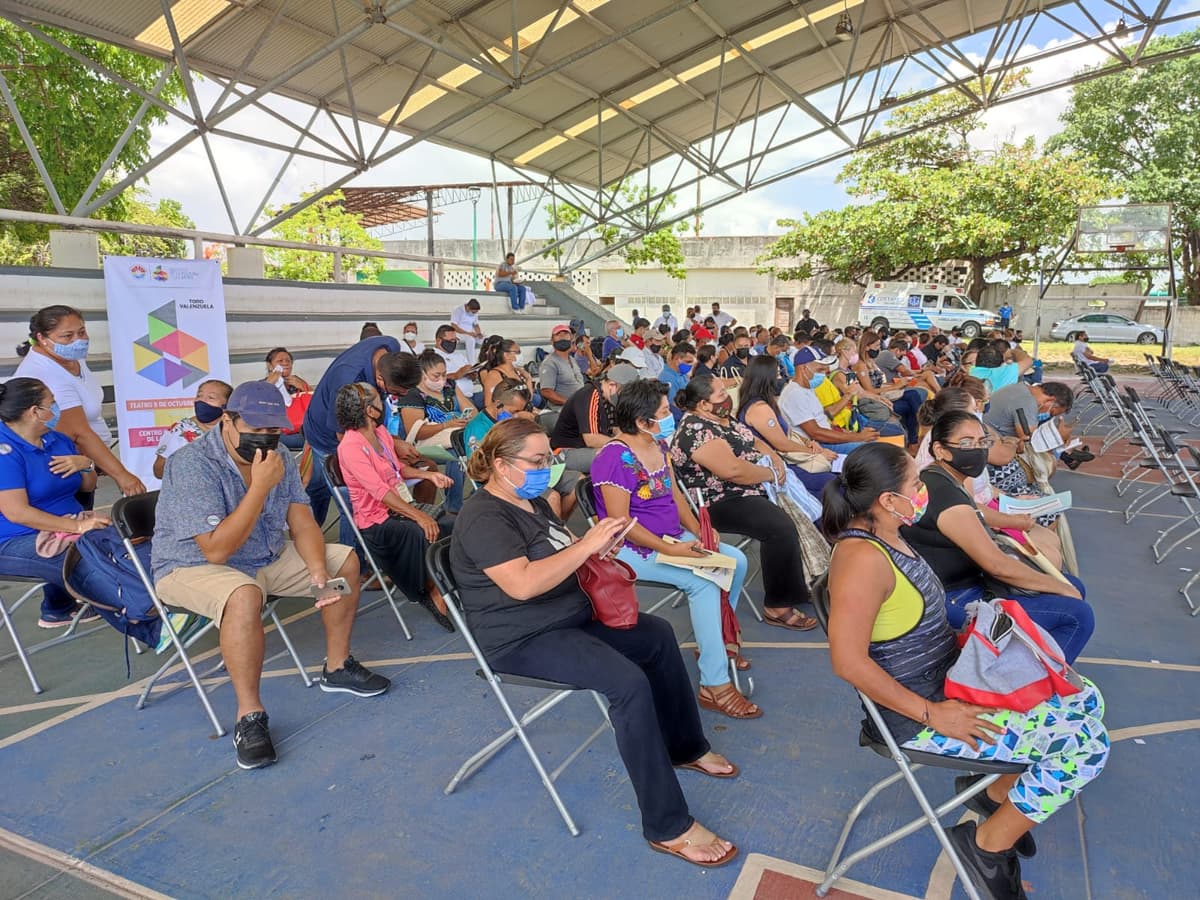Vacunación de trabajadores turísticos de Cancún, en el Jacinto Canek