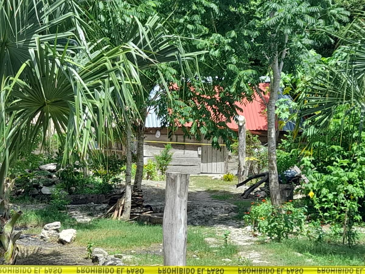 Mujer asesina a machetazos a su marido y huye