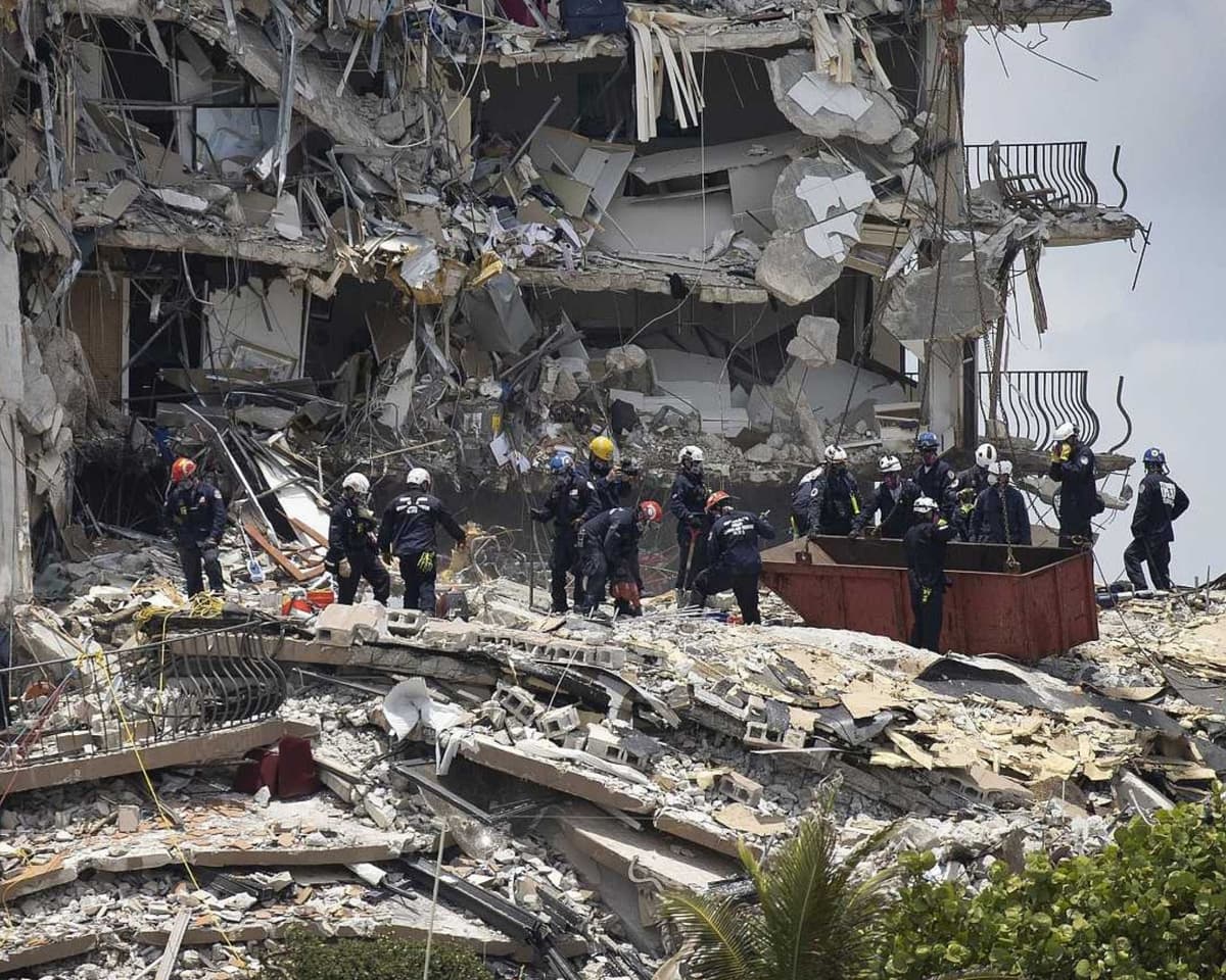 Rescatistas mexicanos se unen a labores de rescate tras colapso de edificio en Miami