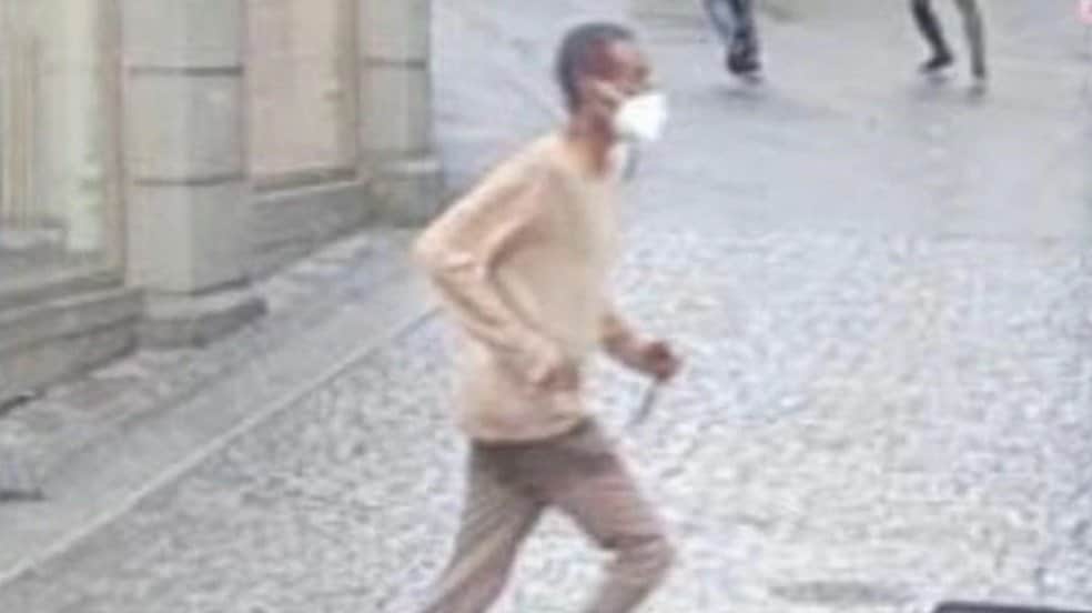 VIDEO: ¡Se soltó el diablo! Varios muertos y heridos en un ataque con cuchillo