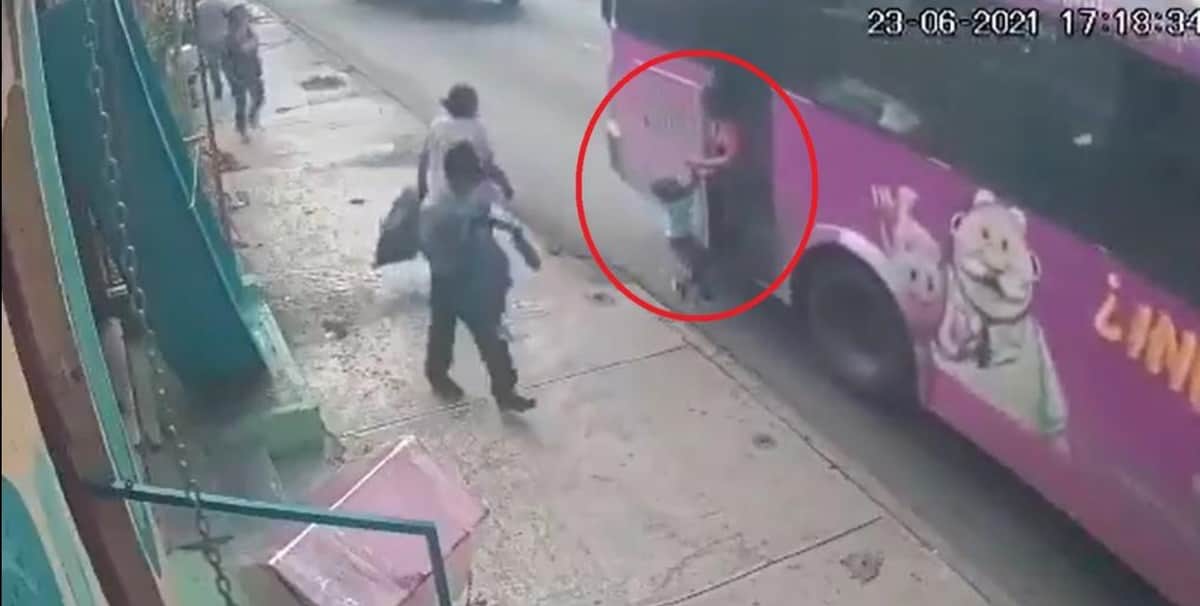 VIDEO: Niño queda colgado de camión y su madre lo sostiene mientras avanzan