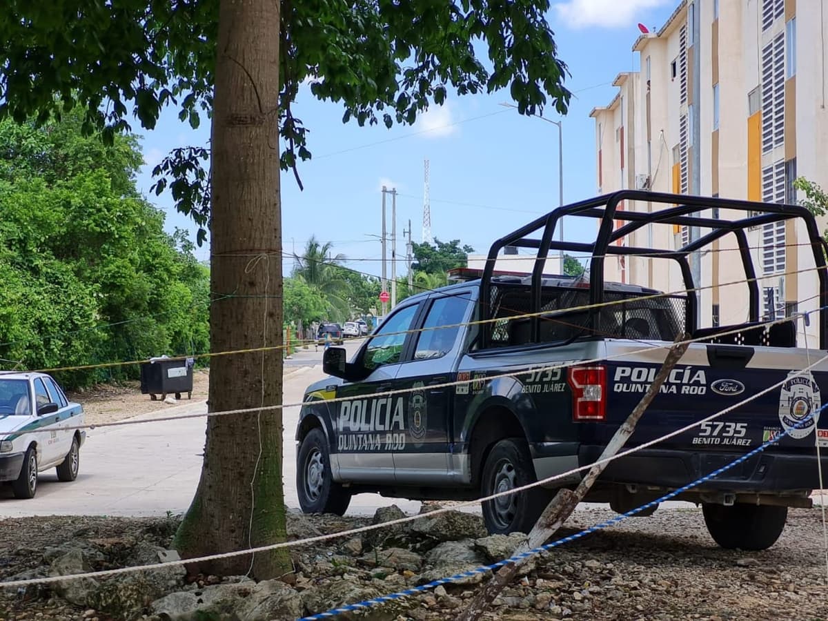 Hallan cuerpo asesinado junto a fraccionamiento en Cancún