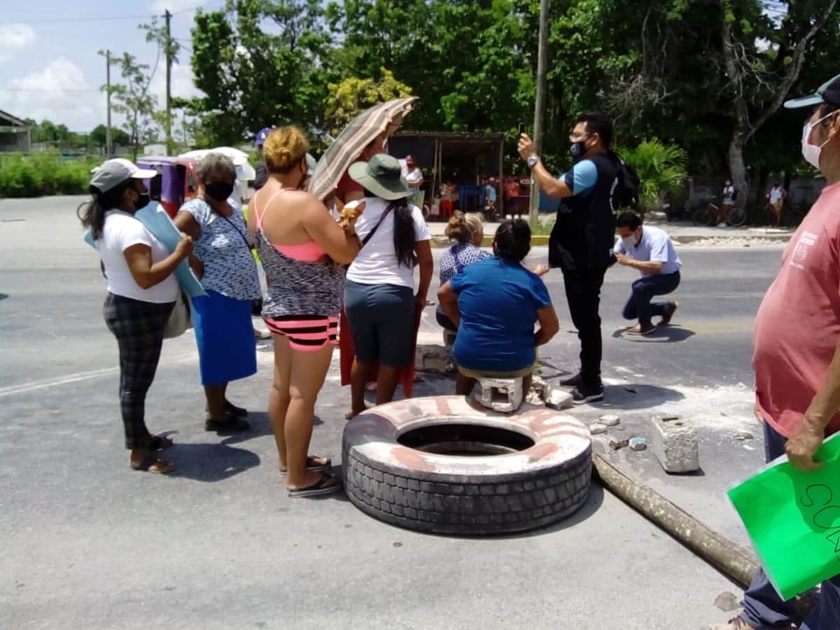 Vecinos bloquean entrada a Cancún; exigen se les dé autorización para medidores