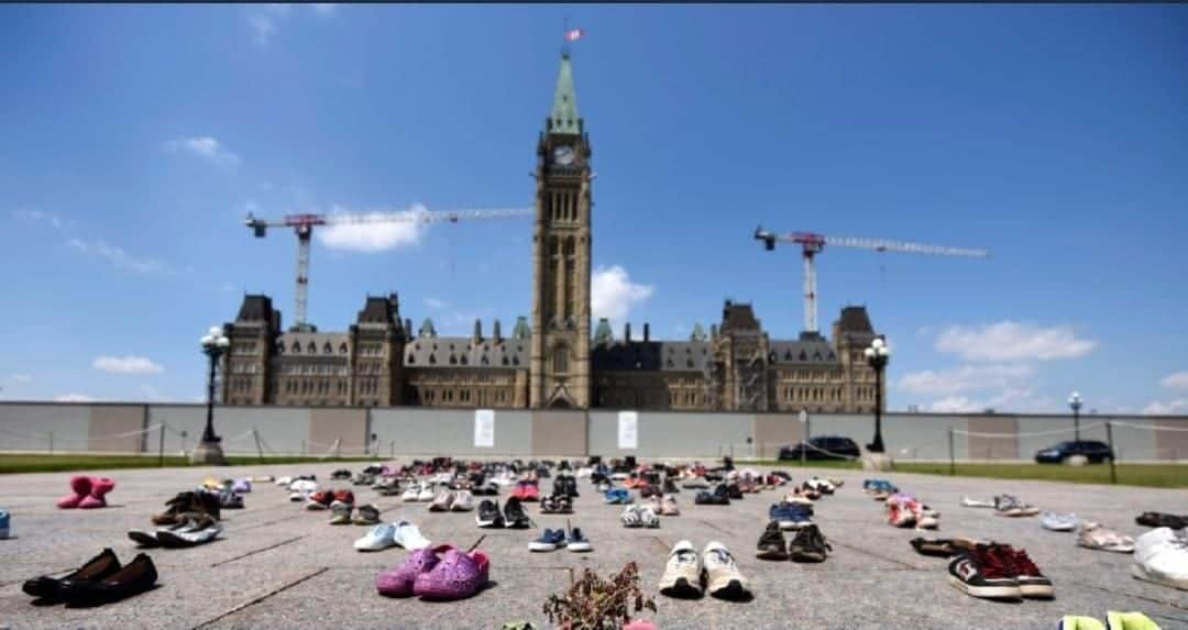 Hallan nueva fosa con restos de 761 niños indígenas en Canadá