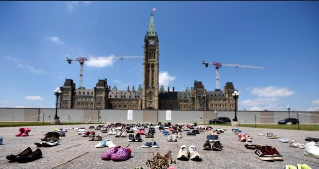 Hallan nueva fosa con restos de 761 niños indígenas en Canadá