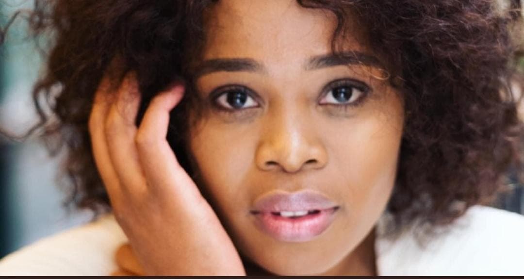 Cantante denuncia racismo; fue desnudada por policías de París