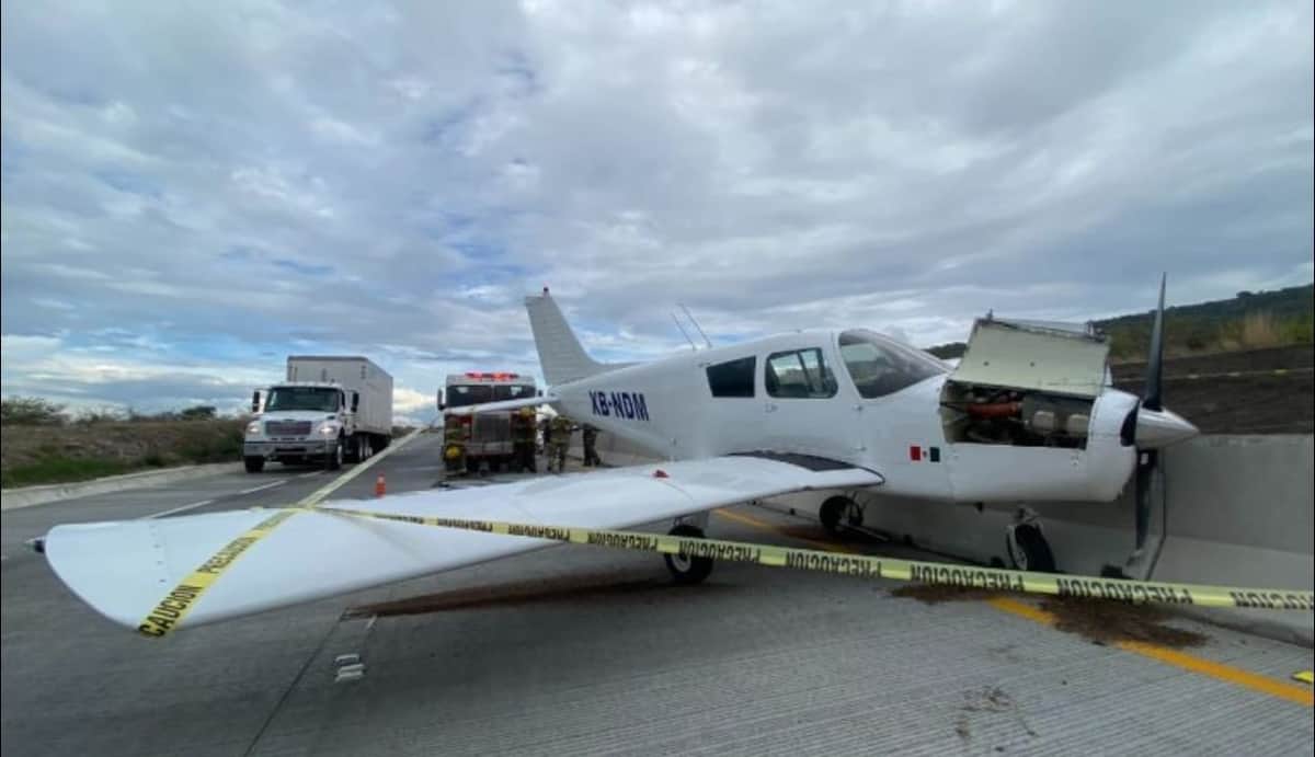 VIDEO: Avioneta se estrella en carretera de Jalisco; piloto sobrevive