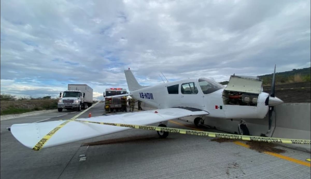 VIDEO: Avioneta se estrella en carretera de Jalisco; piloto sobrevive