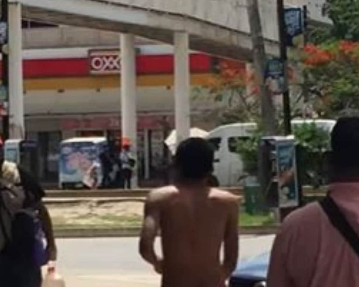 Video: Captan a hombre caminando desnudo por el centro de Cancún