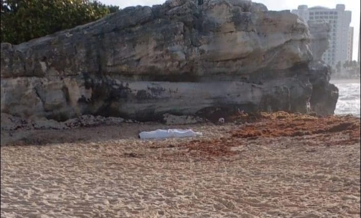Rescatan cuerpo de joven desaparecido entre las olas de una playa de Cancún