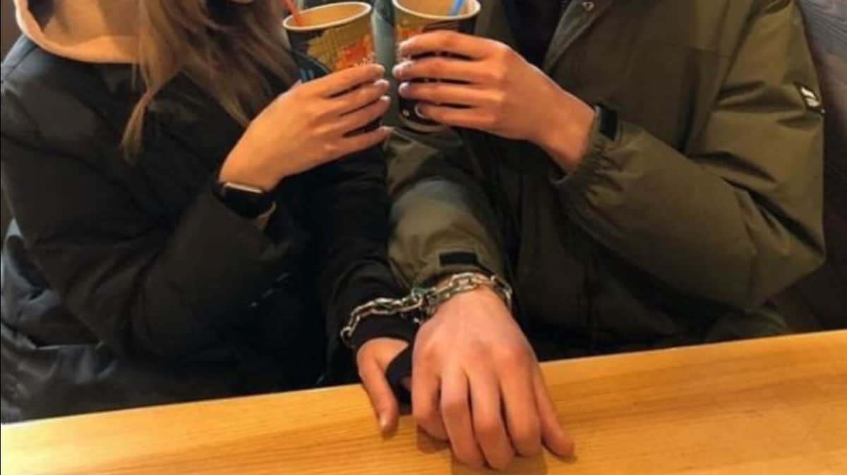 Pareja se esposa durante 3 meses como ‘prueba de amor’ y termina separándose