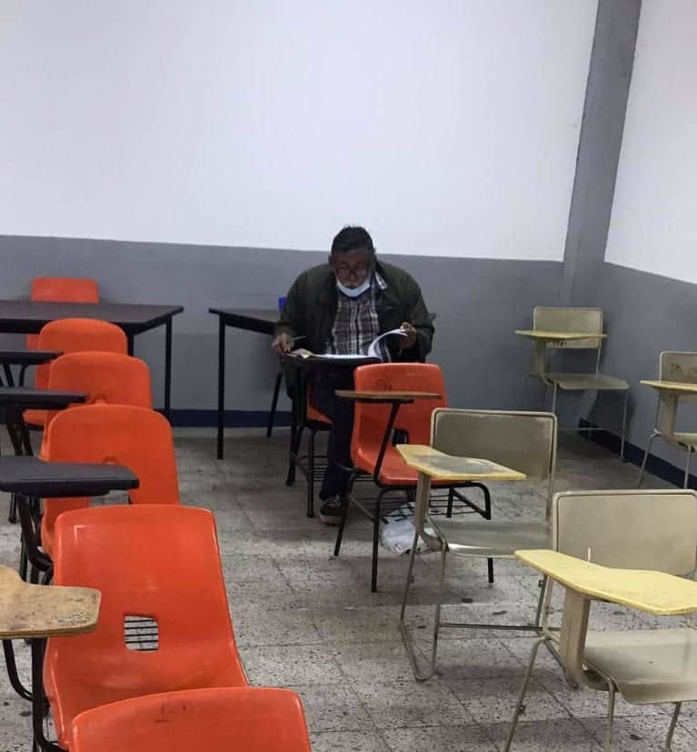 Abuelito hace examen para cumplir su sueño de ser abogado; se vuelve viral