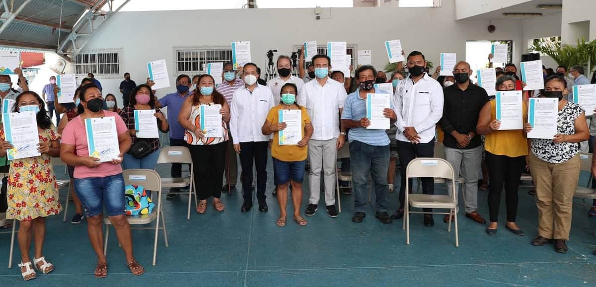 Carlos Joaquín da certeza jurídica a las familias de Cozumel con la entrega de títulos de propiedad