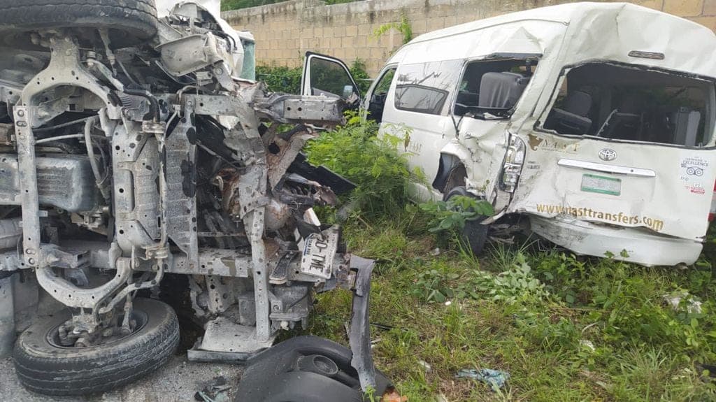 Turistas chocan en carretera Playa del Carmen-Tulum; hay varios lesionados