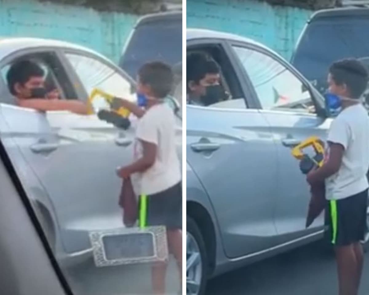 VIDEO: Niño regala juguete a un pequeño limpiaparabrisas y juegan juntos