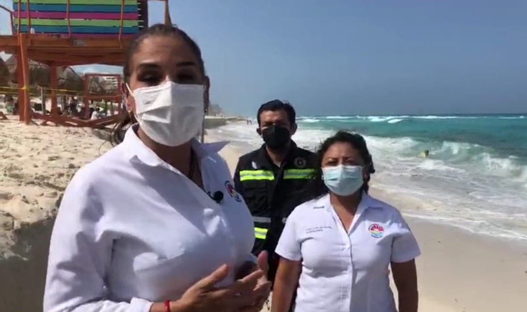 Advierten erosión que dejó descubierto estructuras de concreto en Playa Delfines de Cancún