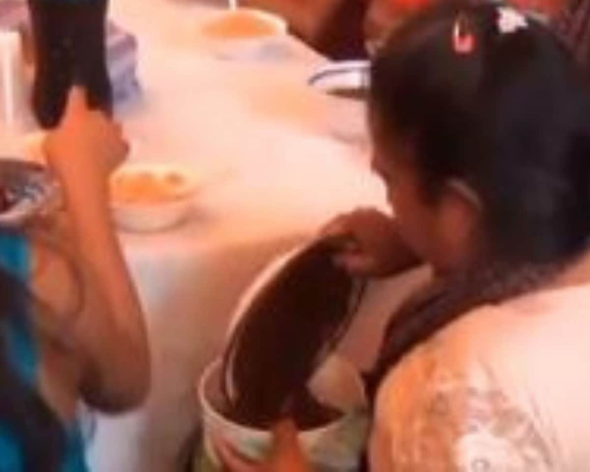 VIDEO: Mujer se lleva de una fiesta todo el mole, hasta tenía listo su tóper