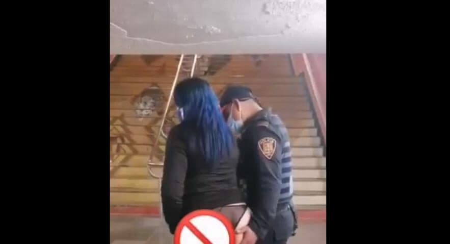 VIDEO: Captan a policía tocando los glúteos a mujer en el Metro de la CDMX