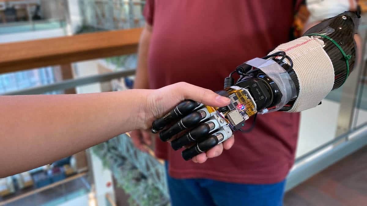 Crean mano robótica que responde a las órdenes del cerebro