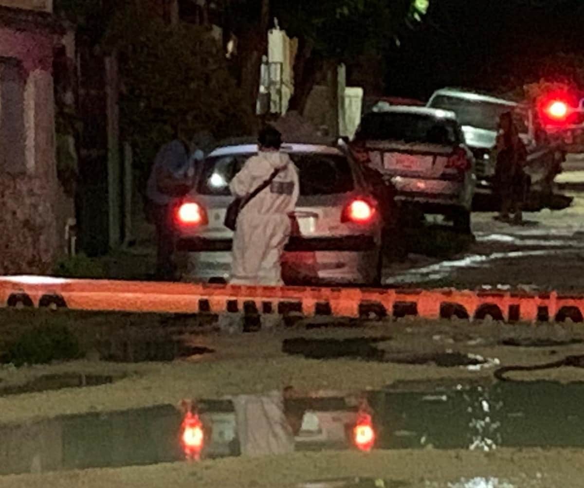 Aseguran auto con armas en su interior, investigan si se usó en ataque a bar de Cancún