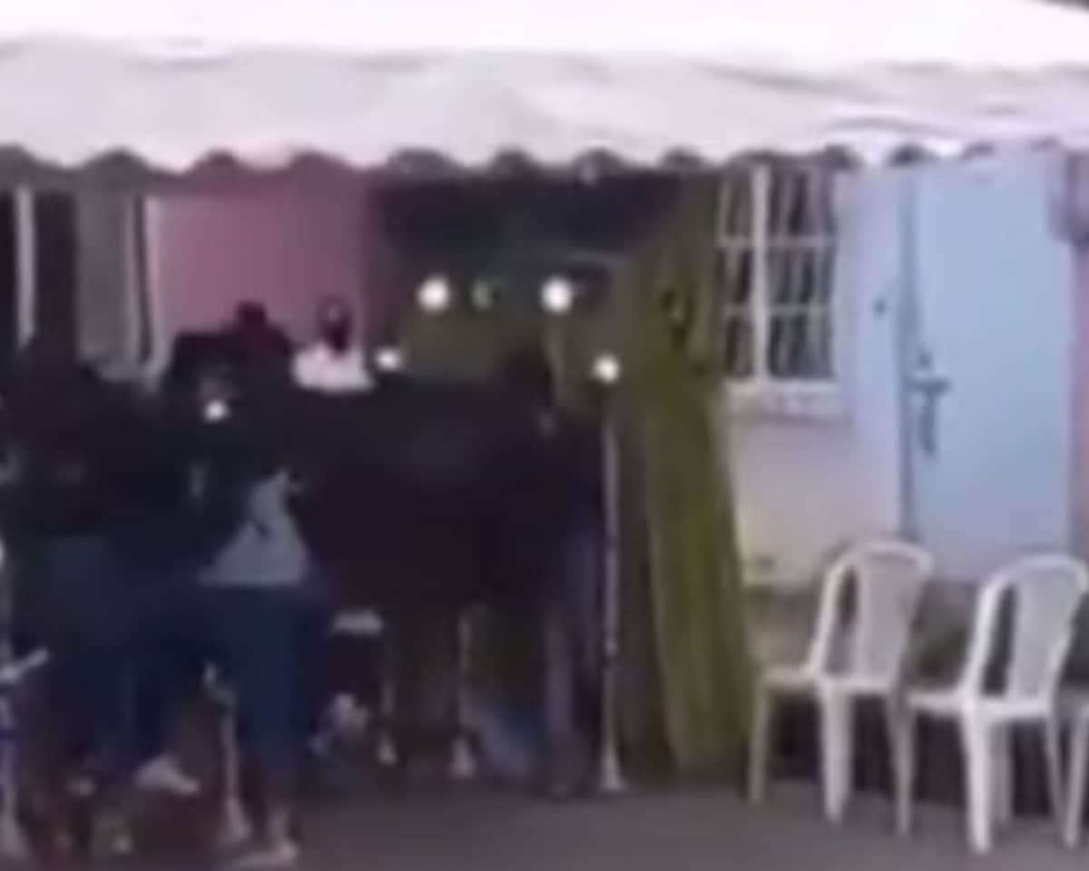 VIDEO: Suspenden sepelio de joven porque 'se movió', lo sacan de la urna para ver si reacciona