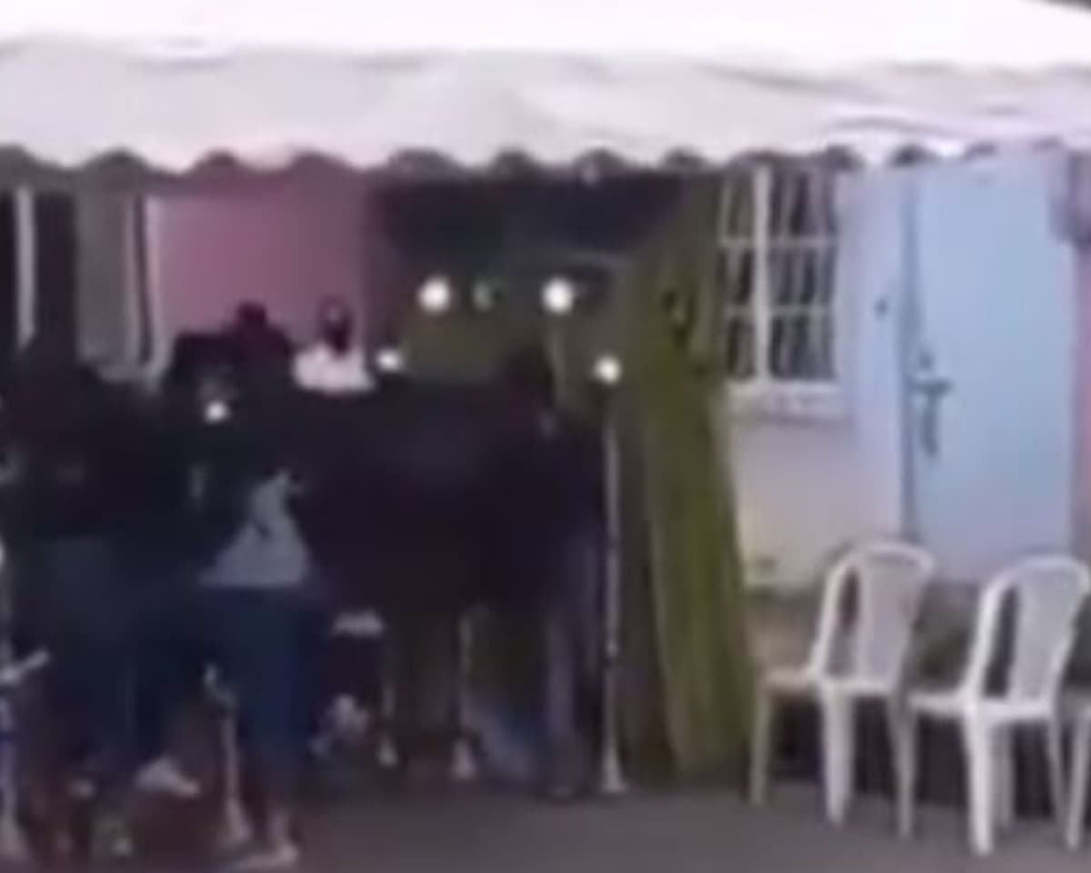 VIDEO: Suspenden sepelio de joven porque 'se movió', lo sacan de la urna para ver si reacciona