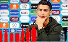Cristiano retira botellas de Coca-Cola en conferencia y dice 'tomen agua'