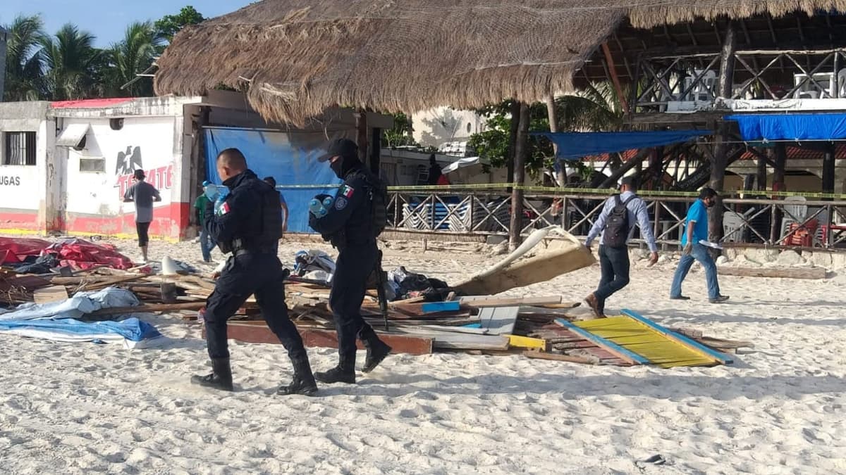 En mega operativo retiran camastro y toldos de Playa Tortugas en Cancún