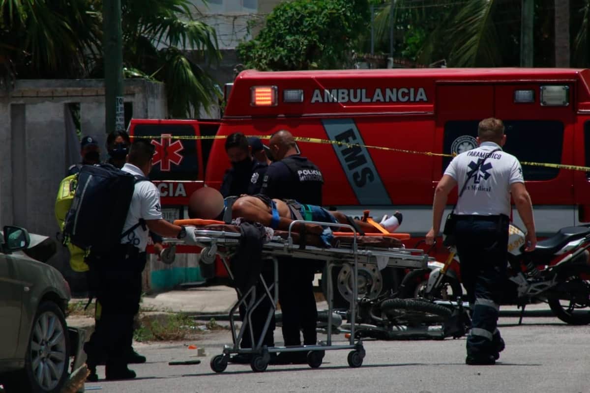 Sujetos asaltan negocio en Cancún; víctima los persigue y les avienta el carro encima