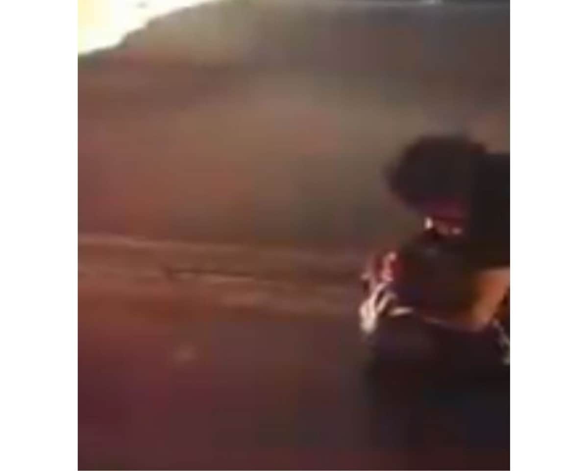 Madre llora con el cuerpo de su hijo que murió en accidente: 'No me dejes sola'