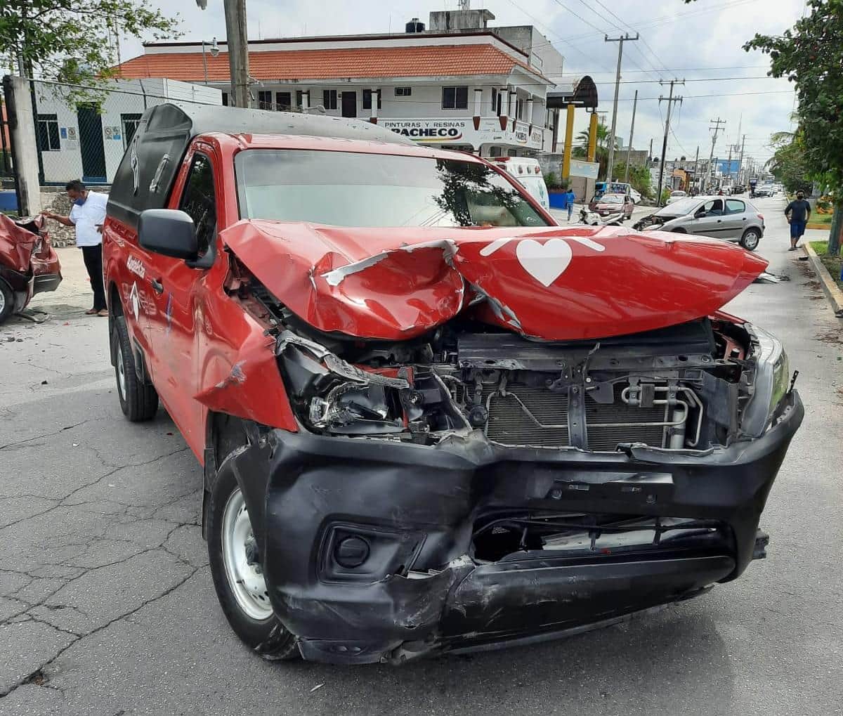 Conductor ocasiona ‘carambola’ de cuatro vehículos en avenida Nichupté de Cancún