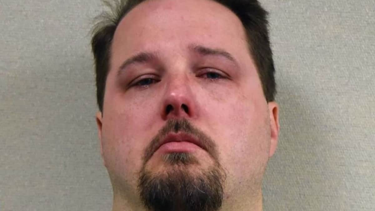 Detienen a pastor por colocar una cámara en el baño de la iglesia, menor lo descubrió