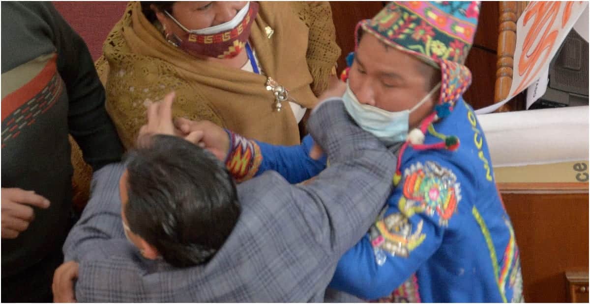 VIDEO: Legisladores en Bolivia se agarran a golpes en el parlamento