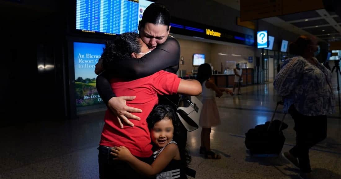 ¡Esa es mi hija!: Mujer reconoce a su hija al ver una niña migrante en la TV