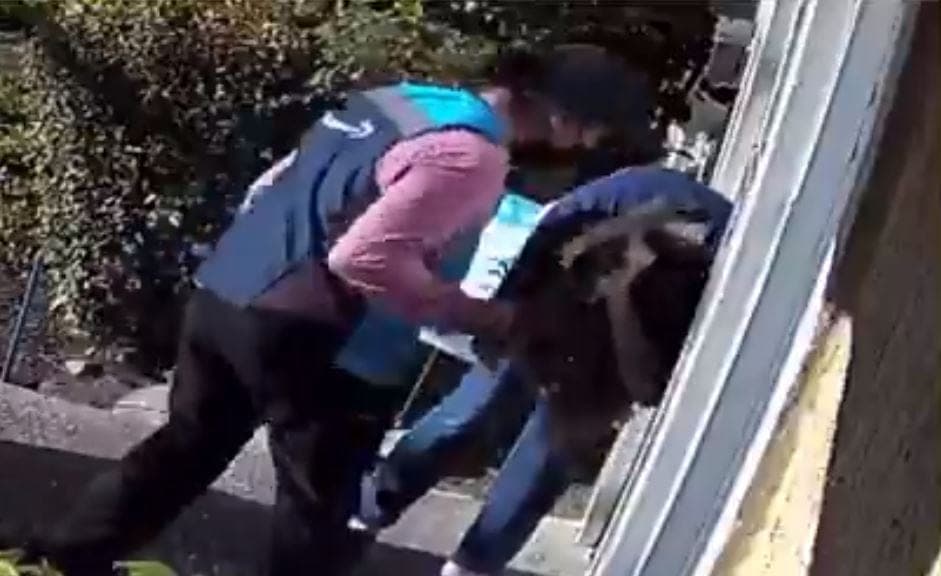 Repartidora de Amazon golpea salvajemente a adulta mayor, la bautizan como 'Lady Amazon'