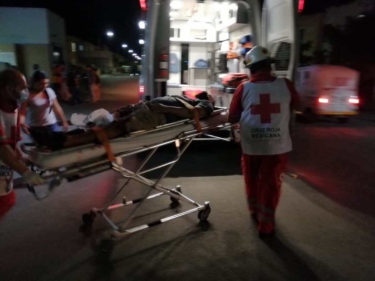 Ebrio en Playa del Carmen se lesiona el pie al romper puerta de cristal en tienda donde no le quisieron vender cervezas