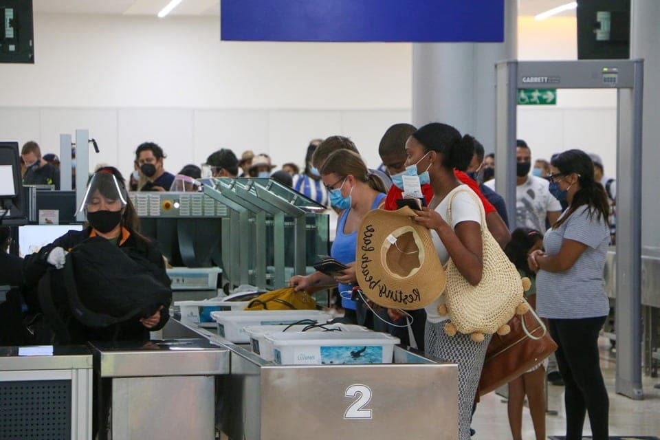 Más de 400 vuelos comerciales opera Aeropuerto de Cancún este domingo electoral