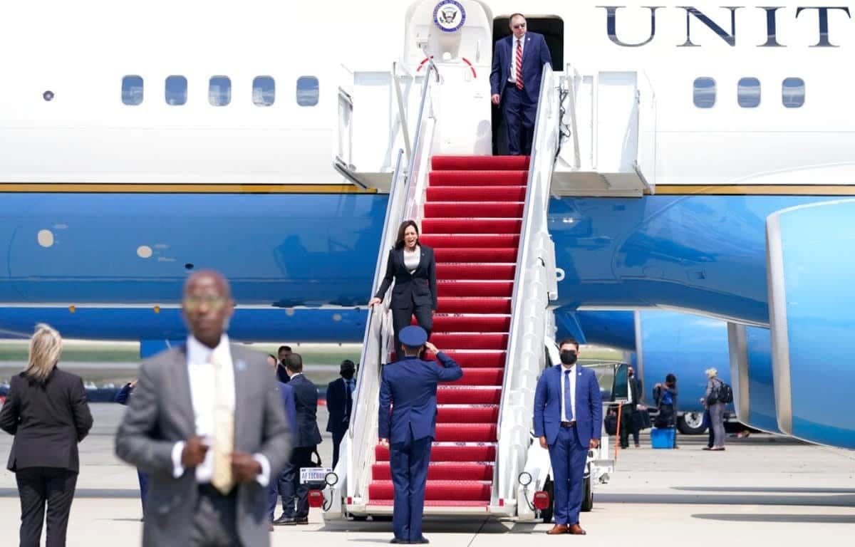 Devuelven avión de Vicepresidenta Kamala Harris por problema técnico
