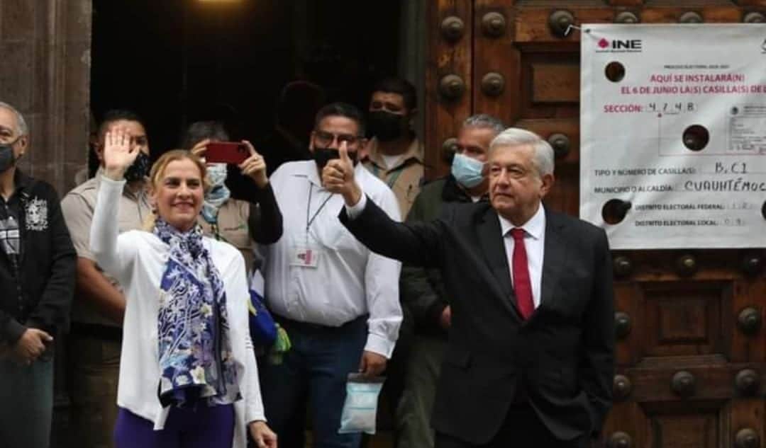 Video: "Que viva la democracia", dice AMLO tras emitir su voto