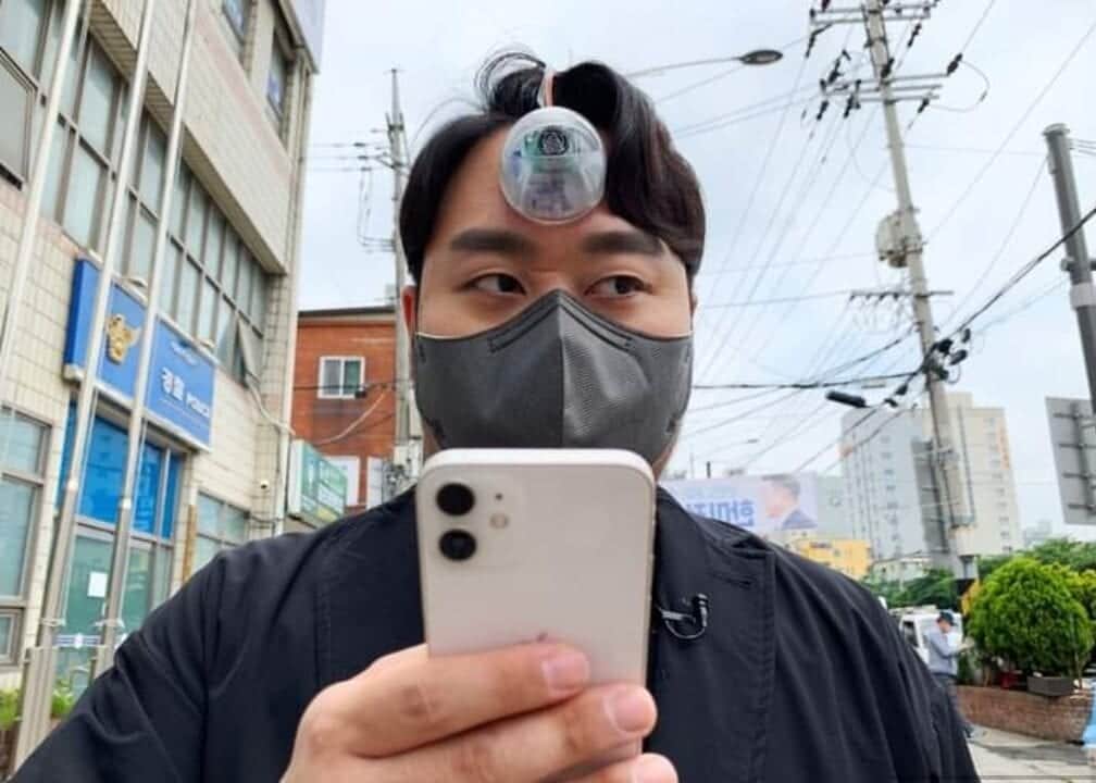 Crean 'tercer ojo' para los adictos al celulares; evitaría obstáculos y accidentes