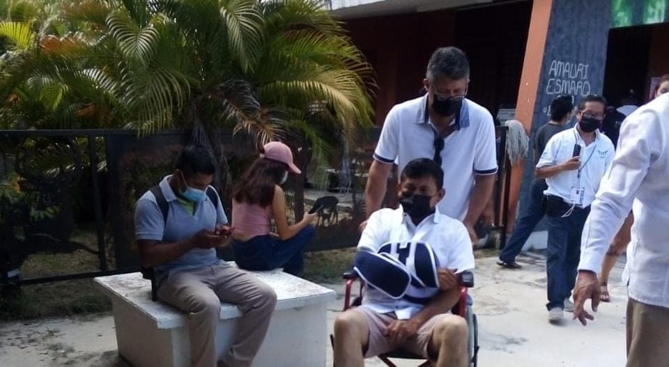 Emite "Chepe" Contreras su voto en Bacalar