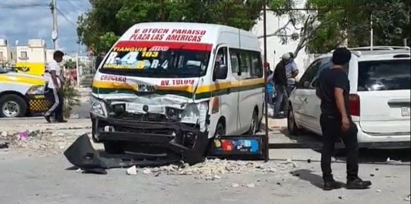 Combi impacta un auto y deja tres lesionados en Cancún; conducía a exceso de velocidad